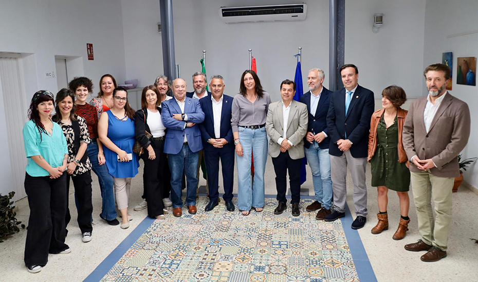 
			      La consejera de Inclusión Social, Juventud, Familias e Igualdad, Loles López, durante su visita a la Barriada del Rocío de Isla Cristina (Huelva)...
			  